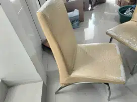 Kursi makan besi . Ada 4 buah
