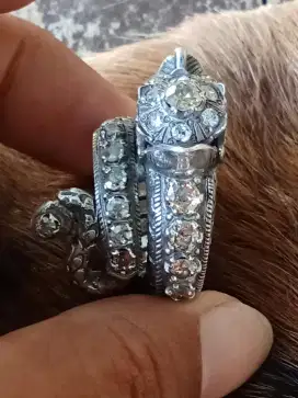 Cincin perhiasan Naga Raja dan Mahkota raja.