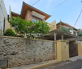 DiJual rumah Bagus Layak Huni 2.5 lantai di Kemang
