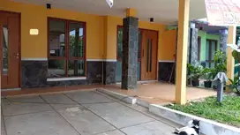 Rumah Dengan 4 Kamar Cocok U/ Usaha Atau Tinggal Lokasi Strategis SHM