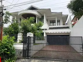 Rumah Mewah Dengan Taman Dan Bangunan Luas Siap Huni SHM Cocok Invest
