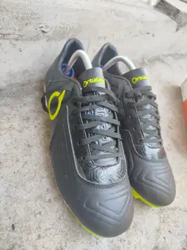 Sepatu bola ortus eight ryuo fg blcak