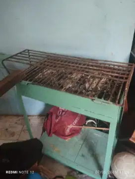 Alat pemanggang arang model engsel