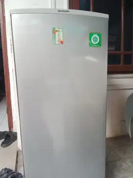 Outdoor AC midea 1 pk r32 dan frezer Sharp 6 susun