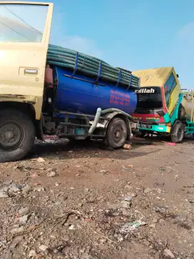 Sedot wc penuh/mampet.