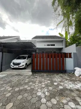 RUMAH BARU CANTIK MINIMALIS HARGA EKONOMIS DALAM CLUSTER DI SUMBERADI