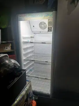 Di jual lemari es showcase kondisi masih bagus