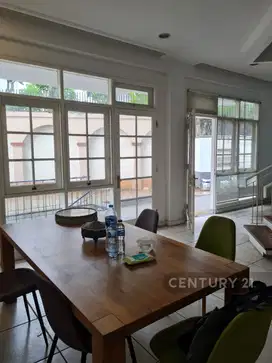 Rumah Putih Kembang Permai Puri Indah