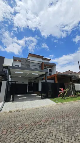 Dijual Rumah Mewah Baru Gress Siap Huni di Araya Golf, Malang