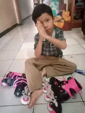 Sepatu Roda Anak warna hitam merah