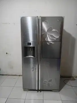 Dijual kulkas side by side merk LG ada ice maker