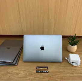MACBOOK PRO 13INC  2017 GREY !!CORE I5 , LENGKAP TAS, SIAP PAKAI MULUS