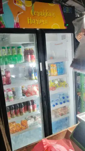 Di jual cepat showcase RSA 2 pintu