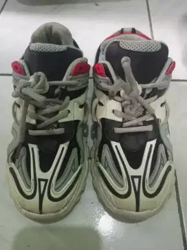 Sepatu lari anak