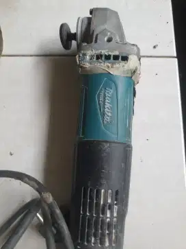 Mesin grinda Makita M0900