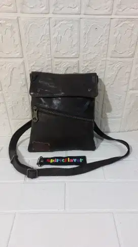 Tas Selempang Kulit Fu Si  Fernalle