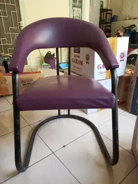 Kursi salon ada tiga unit