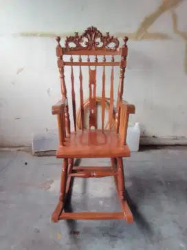 Kursi goyang kayu berat