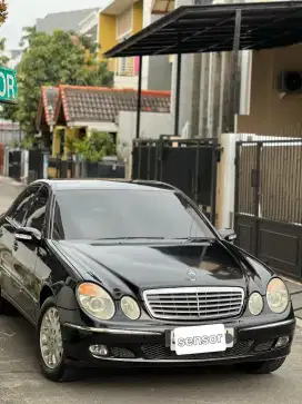 Jual mobil Mercedes Benz E260 2005