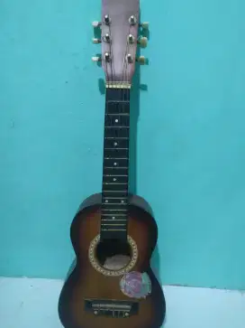 Ukulele enam senar kondisi lumayan