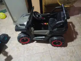 Mobil mainan.masih mulus jarang di pake .no minus