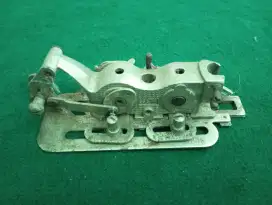 Sepatu Lawas Buat Lobang Kancing Baju