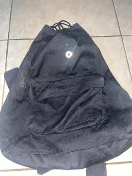 Tas gendong warna hitam