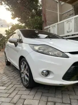 Ford Fiesta 2010 S Matic putih istimewa original mulus