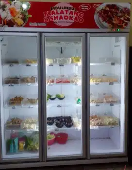 DIJUAL MURAH  SHOWCASE 3 PINTU MERK GEA