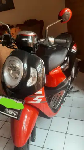 Motor Scoopy 2023 merah hitam