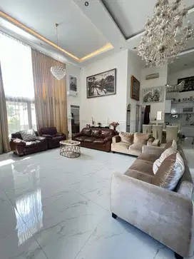 Rumah Mewah Posisi Hoek, Full Furnished di Metland Transyogi