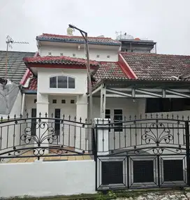 Dijual Cepat Rumah 2 Lantai lokasi strategis area Bukit Cimanggu