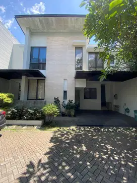 Disewa Rumah Modern Dengan Kolam Renang Di Townhouse & 24 Jam Security