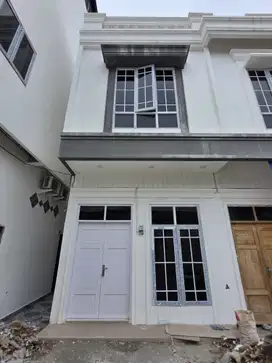 Townhouse krakatau luxe siap huni jalan sidorukun - krakatau