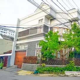 Rumah hook strategis 2 lantai minimalis modern di tengah Kota Solo
