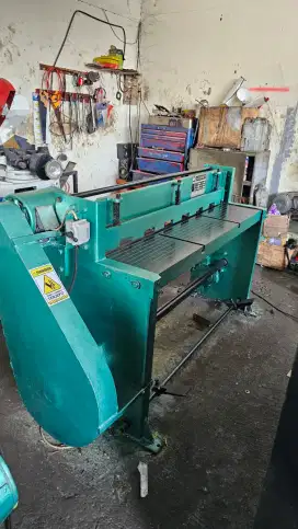 Mesin shearing potong plat TAIWAN 1.5mm x 1270 mm