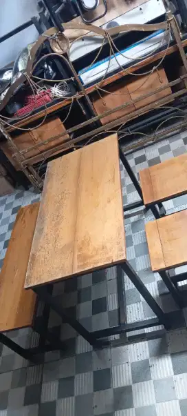 Meja makan plus bangku ada 5 set kondisi sangat baik