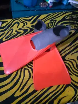 Fins  renang bekas di jual karena sudah kecil