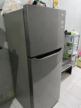 Dijual cepat kulkas LG inverter 2 pintu GNB202