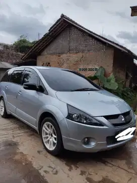 Mitsubishi grandis tahun 2010