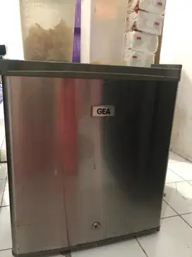 DIJUAL KULKAS MINI GEA MODEL RS-06DR