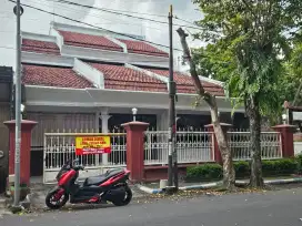 Rumah 2 Lantai, Luas 295, Tengah Kota Lumajang