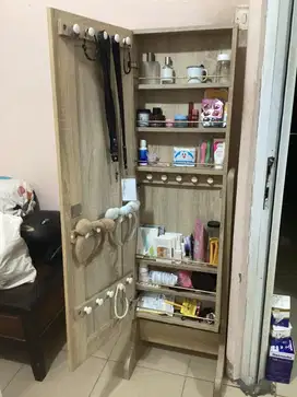 Lemari kaca / storage makeup