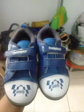 Jual beberapa pasang preloved sepatu anak dari size 28-34