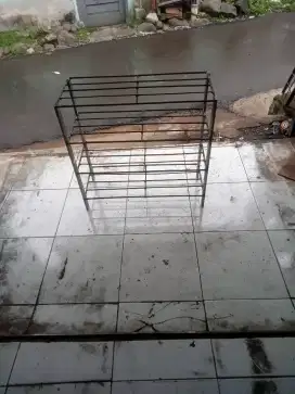 Rak sepatu besi