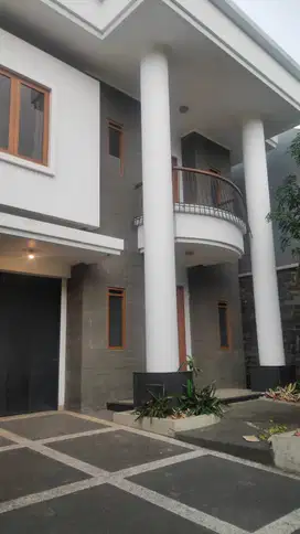 Disewakan Rumah Bagus Istimewa Jarang Ada Furnish Batununggal Indah