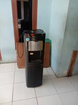 Despenser panas dingin merek sharp