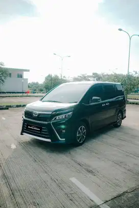 Toyota Voxy 2.0 AT 2018