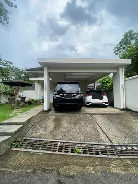 Rumah Dengan Kolam Renang dan halaman luas di Cluster BGH Sentul City