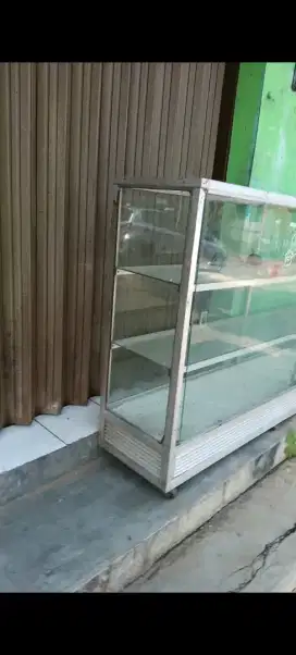 Etalase kaca panjang 2 meteran minus kaca atas pecah